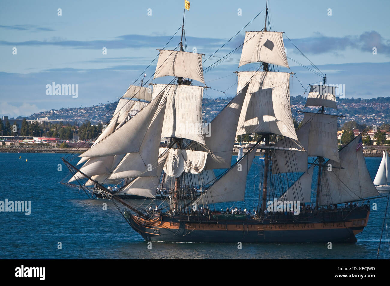 Tall navi a vela californiani e hms sorpresa a pieno la vela sulla baia di san diego, ca us Foto Stock