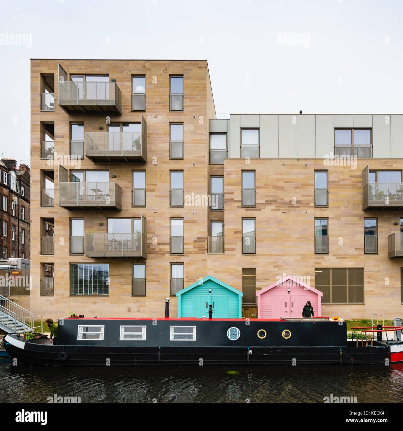 Nuovi e moderni blocchi di appartamenti accanto a Union Canal nel quartiere rigenerato di Edinburgh Quay a Fountainbridge a Edimburgo, Scozia, Regno Unito. Foto Stock