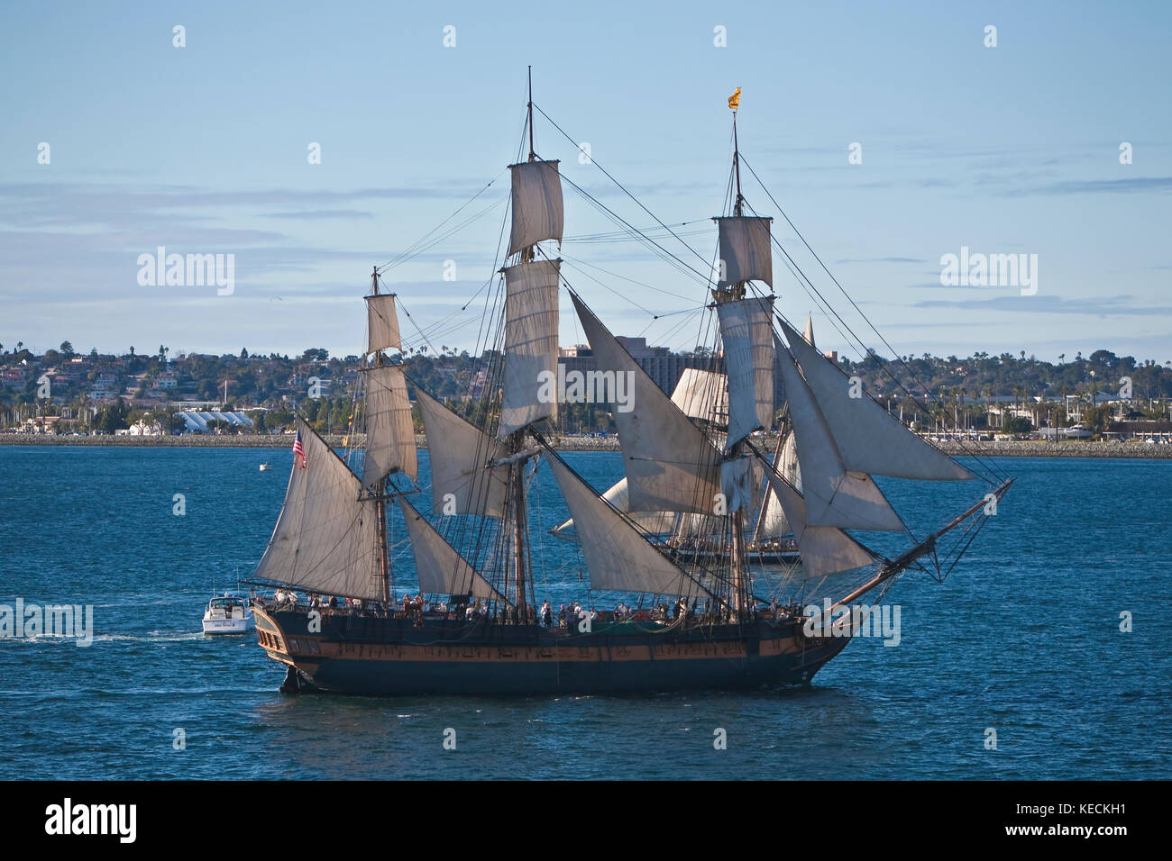 Tall navi a vela hms sorpresa e lynx a pieno la vela sulla baia di san diego, ca us Foto Stock