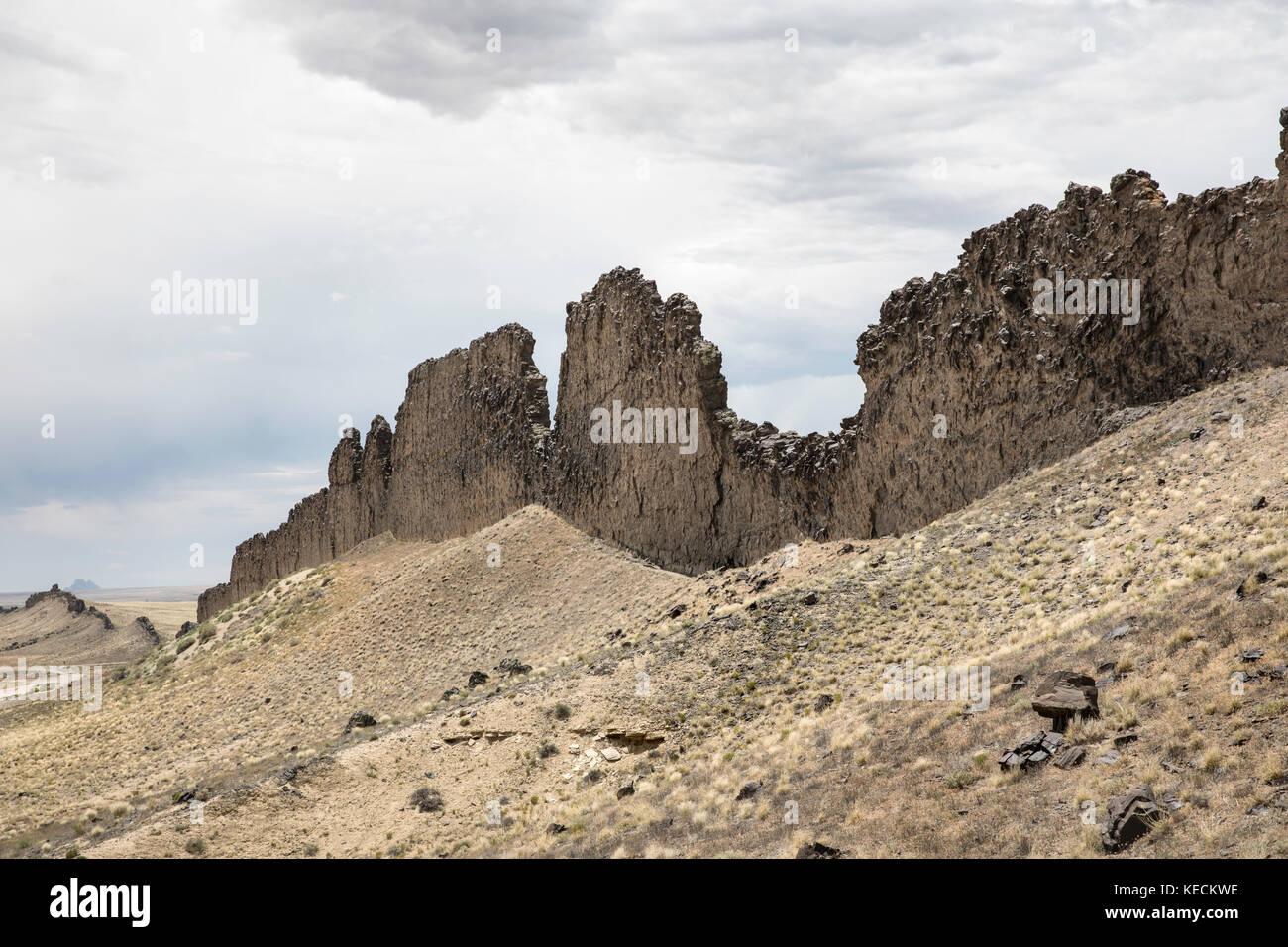 Una diga di lamprophyre conduce fino a Shiprock, una spina vulcanica, Nuovo Messico, STATI UNITI D'AMERICA Foto Stock