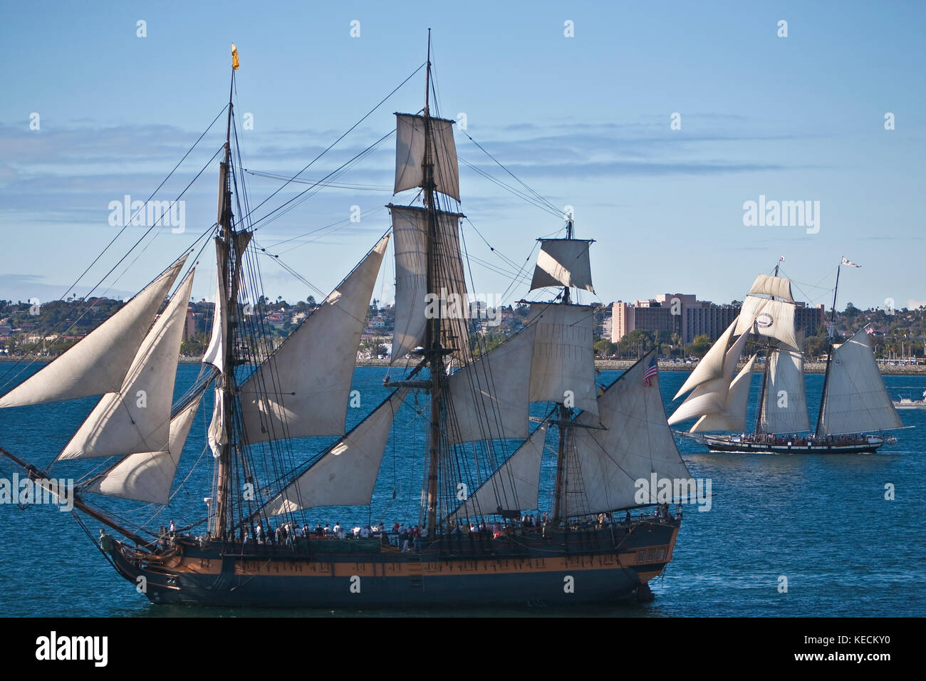 Tall navi a vela hms sorpresa e californian sotto vela completa sulla baia di san diego, ca us Foto Stock