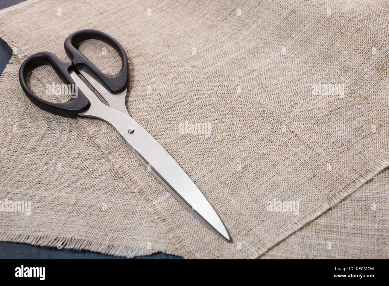 Forbici portnevsky su uno sfondo di tela di lino. Foto Stock