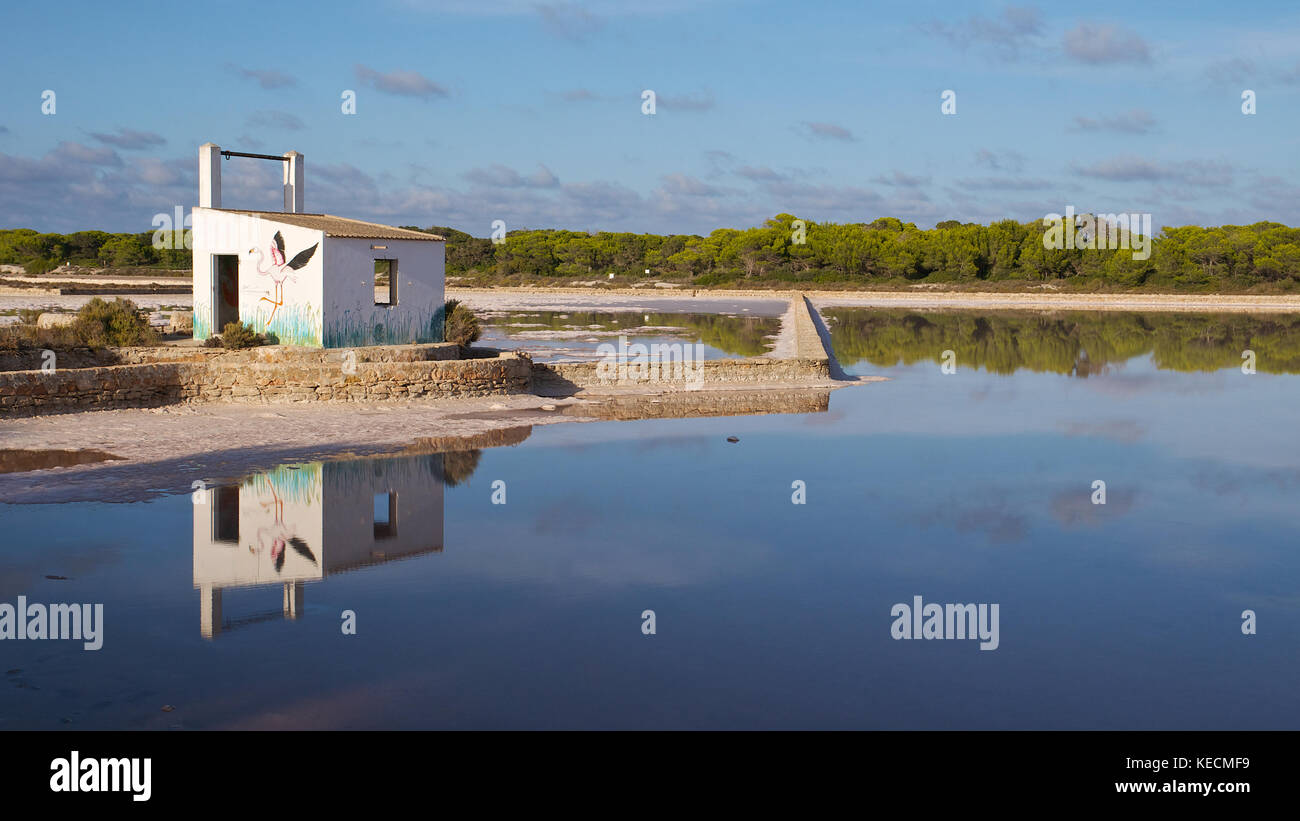 Vecchie strutture abbandonate a Salines d'en Marroig Salines nel Parco Naturale di Ses Salines (Formentera, Isole Baleari, Mar Mediterraneo, Spagna) Foto Stock