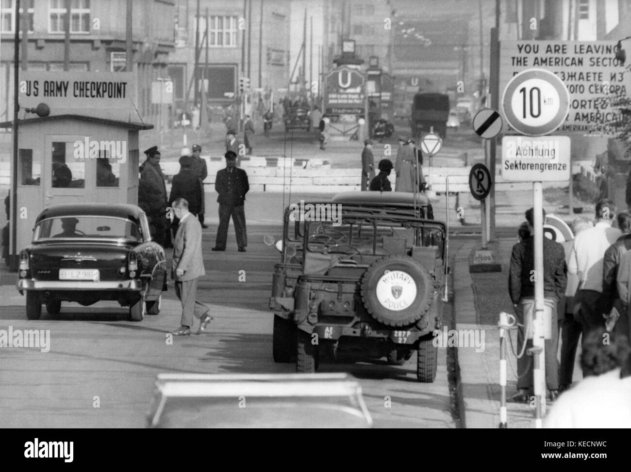 Vista sul Checkpoint Charlie West Berlin, Germania, nel 1961. | utilizzo in tutto il mondo Foto Stock