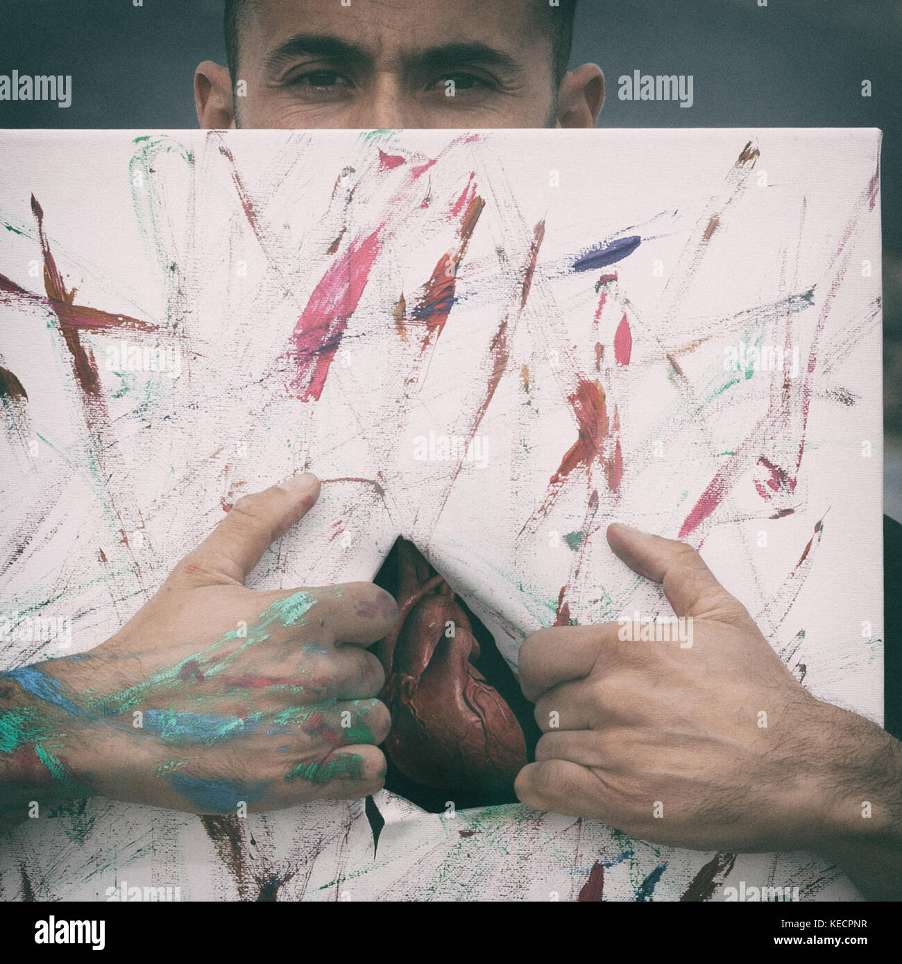 Uomo con tela strappata e il cuore esposto. Metafora artistica della sensazione di sofferenza per amore. Foto Stock