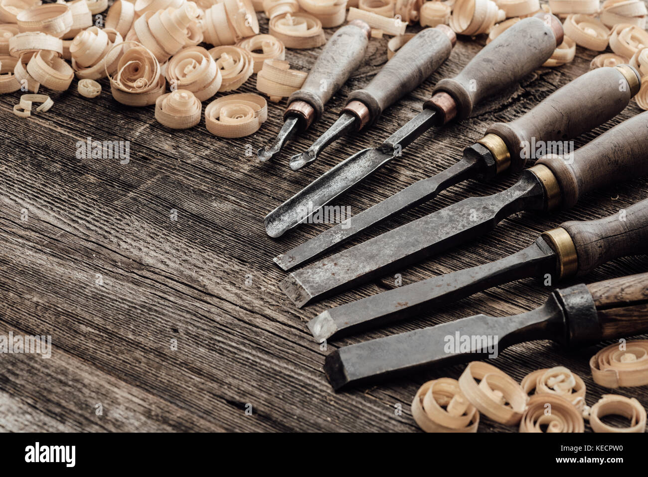 Vecchio carving e utensili per la lavorazione del legno e dei trucioli di  legno su un banco di lavoro vintage: falegnameria, carpenteria e concetto  di artigianato Foto stock - Alamy