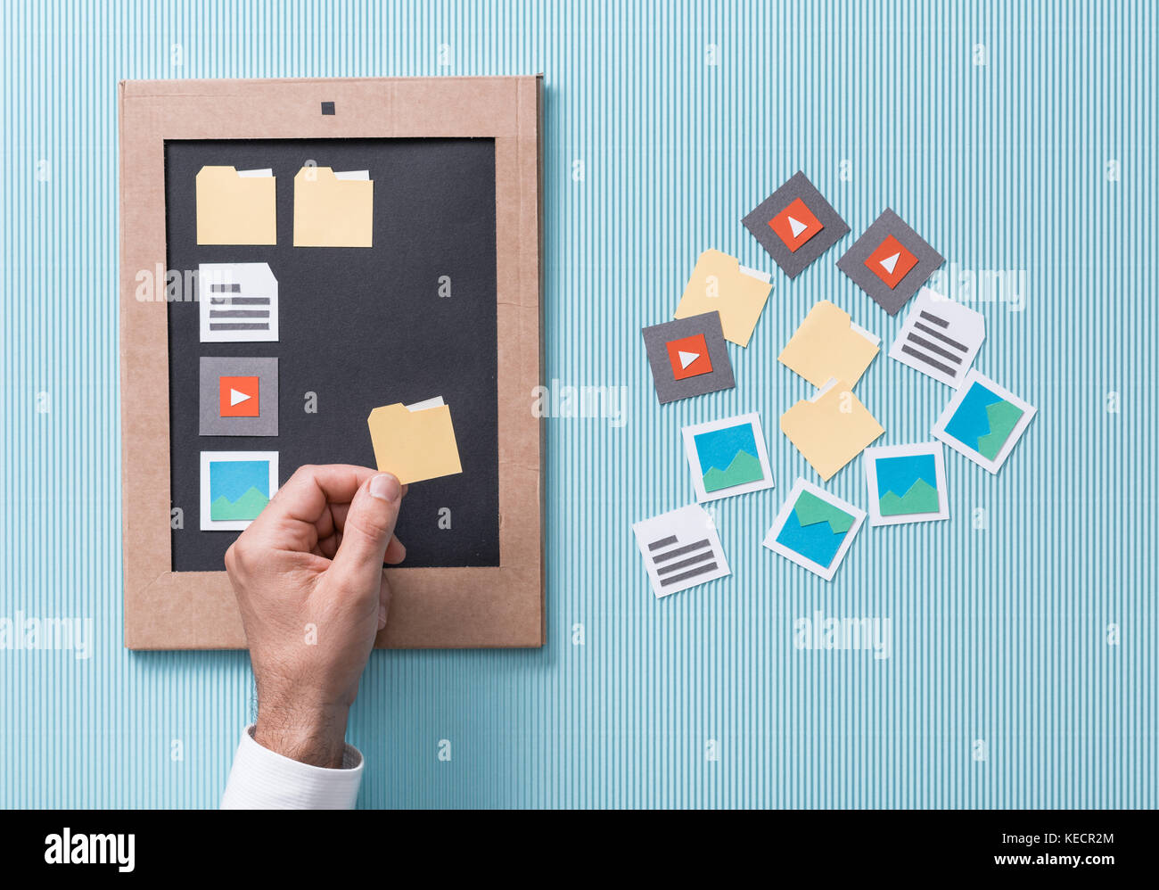 Per la selezione dei file, la gestione e l'organizzazione: utente Aggiunta di carta tagliato le cartelle e le icone per il suo schermo dello smartphone Foto Stock