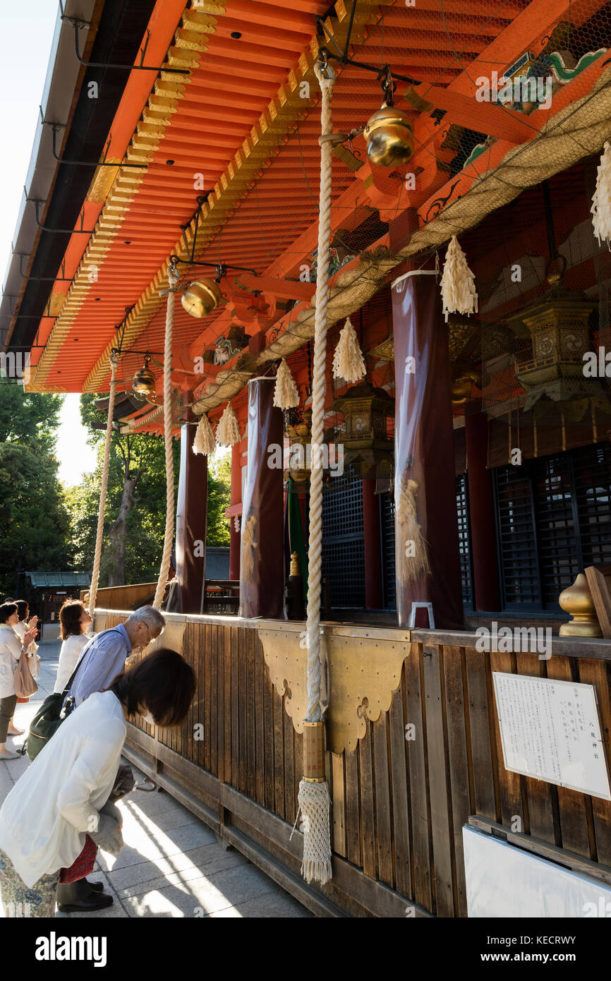 Kyoto, Giappone - 18 maggio 2017: la gente si inchinano davanti al gion-zukuri di yasaka jinja santuario in kyoto Foto Stock