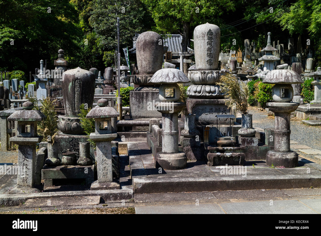 Kyoto, Giappone - 19 Maggio 2017: antiche tombe e lapidi del defunto in un cimitero buddista dietro Chion-In tempio in antiche di Kyoto, Giappone Foto Stock