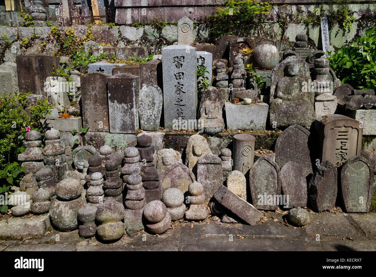 Kyoto, Giappone - 19 Maggio 2017: antiche tombe e lapidi del defunto in un cimitero buddista dietro Chion-In tempio in antiche di Kyoto, Giappone Foto Stock