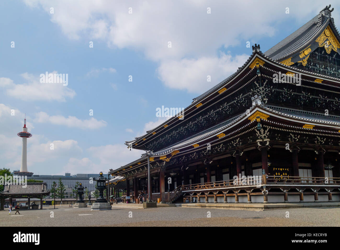 Kyoto, Giappone - 23 maggio 2017: Tempio Goeido di Higashi Honganji, il tempio principale della fazione Otani del Buddismo Jodo-Shin a Kyoto con torre Kyoto a. Foto Stock