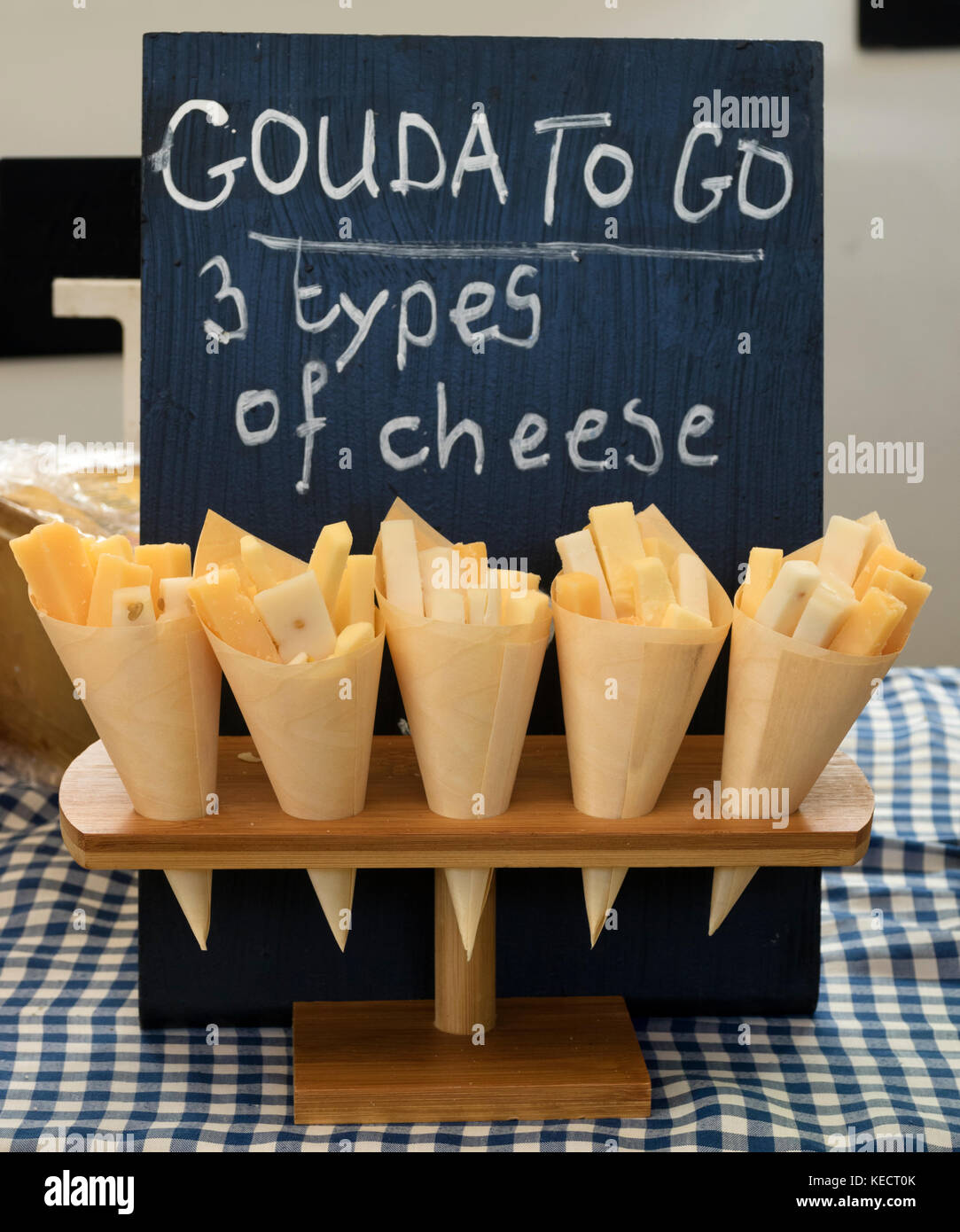 Amsterdam, Paesi Bassi - 23 settembre 2017: sacchetti con tre diversi tipi di formaggio olandese di gusto Foto Stock