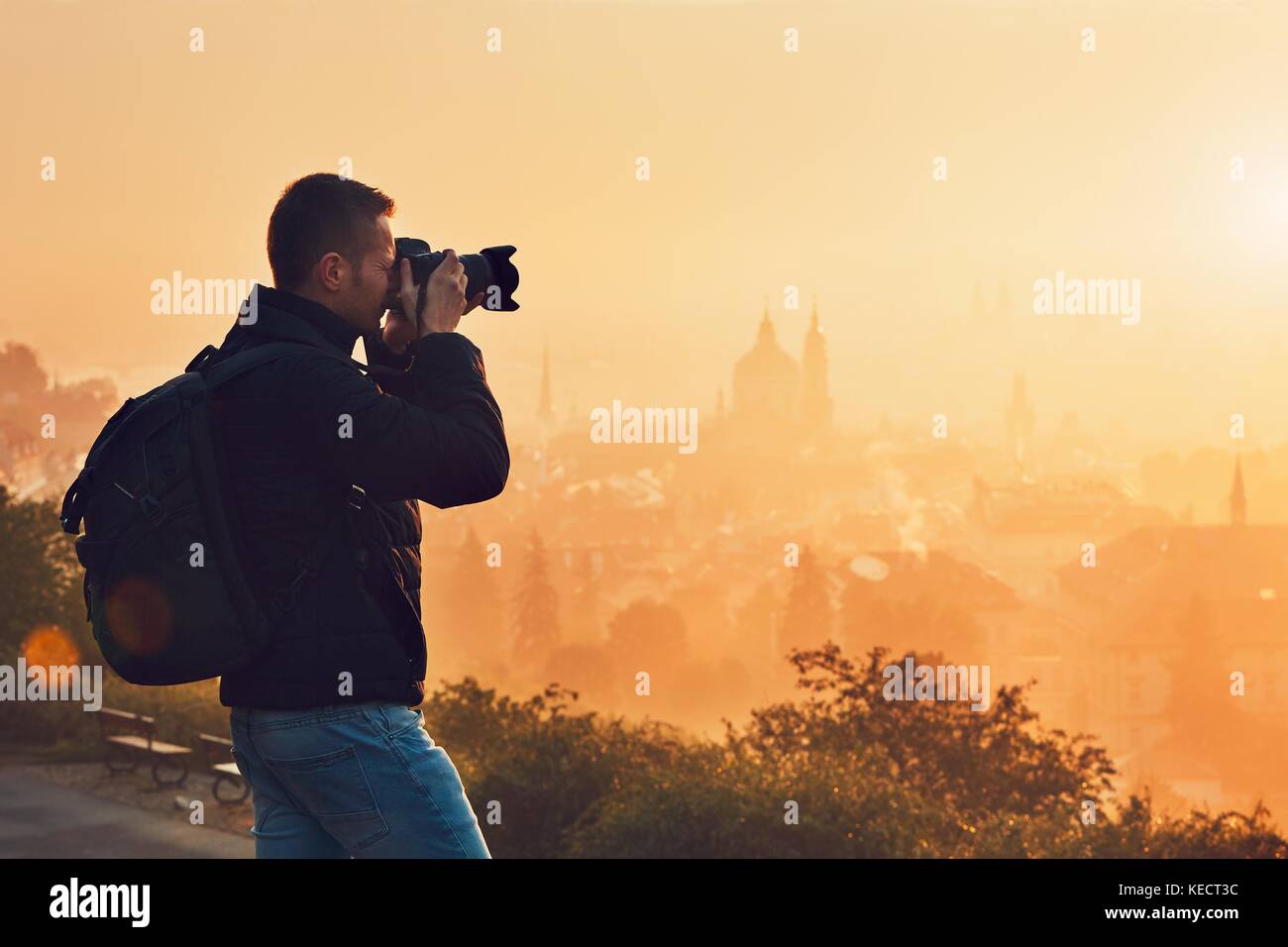 Fotografo presso il sunrise. giovane uomo prendendo foto dello skyline della città. Praga, Repubblica ceca. Foto Stock