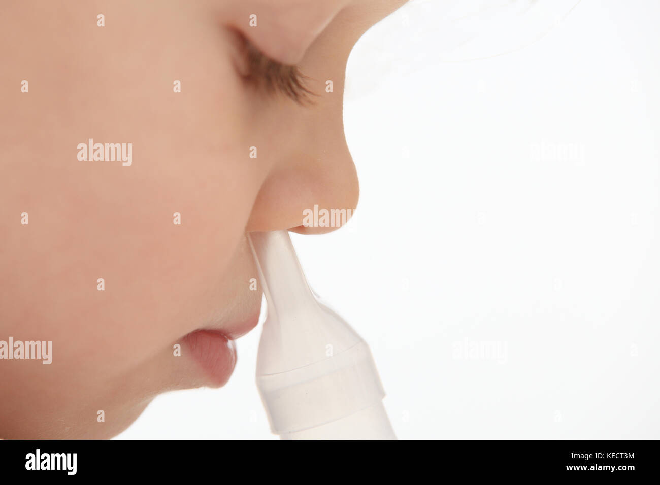 Bambino respira attraverso inalatore con naso. close-up di capretto con inalatore. Tema dei bambini malattia respiratoria. Foto Stock