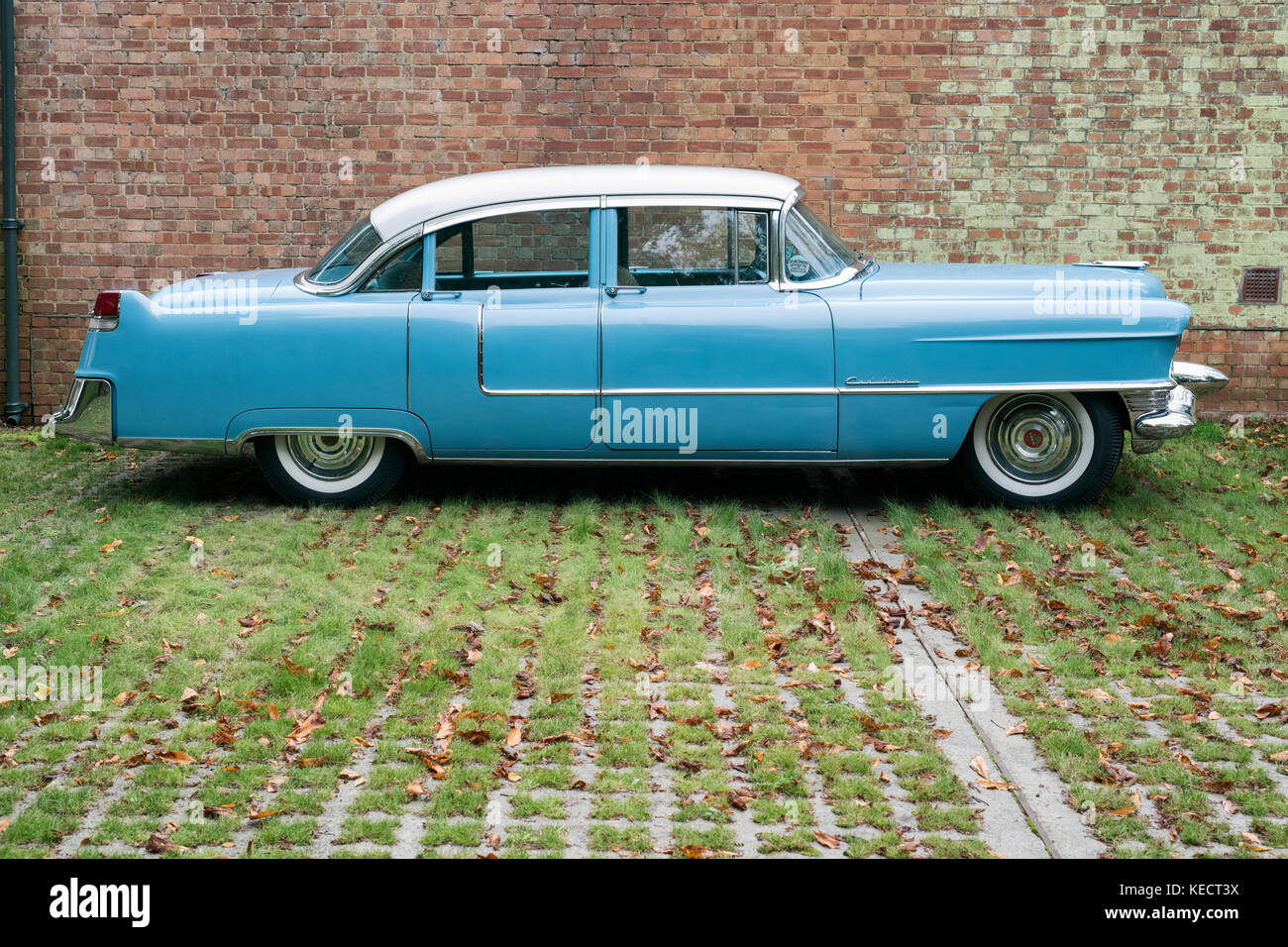 1955 Cadillac salone a Bicester Heritage Centre, Oxfordshire, Regno Unito. Classic American car Foto Stock
