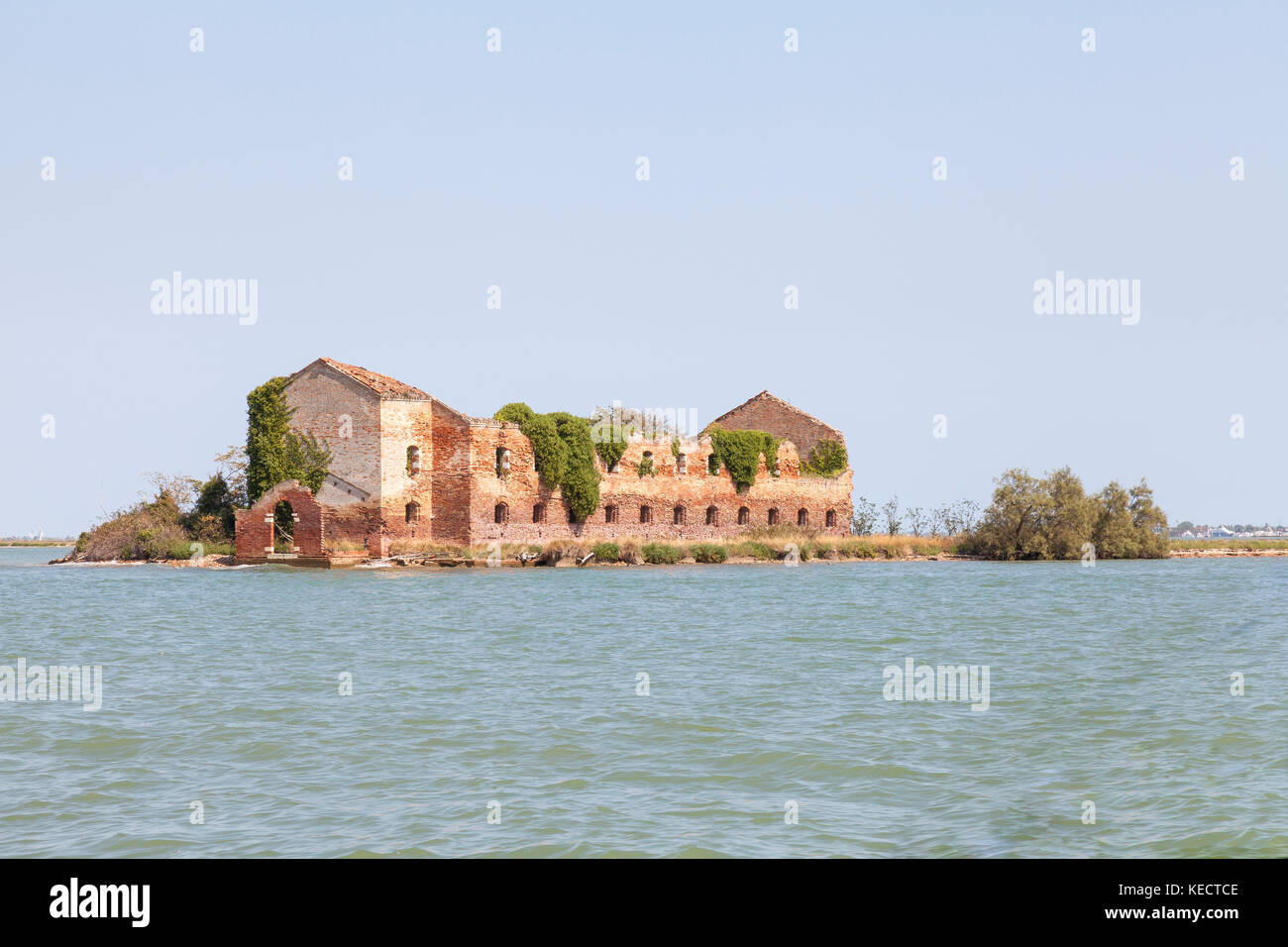 Le rovine del monastero della Madonna del Monte, o della Madonna del Rosario, la Laguna di Venezia, Venezia, Italia che si sta lentamente distrutta dal moto ondoso e e Foto Stock