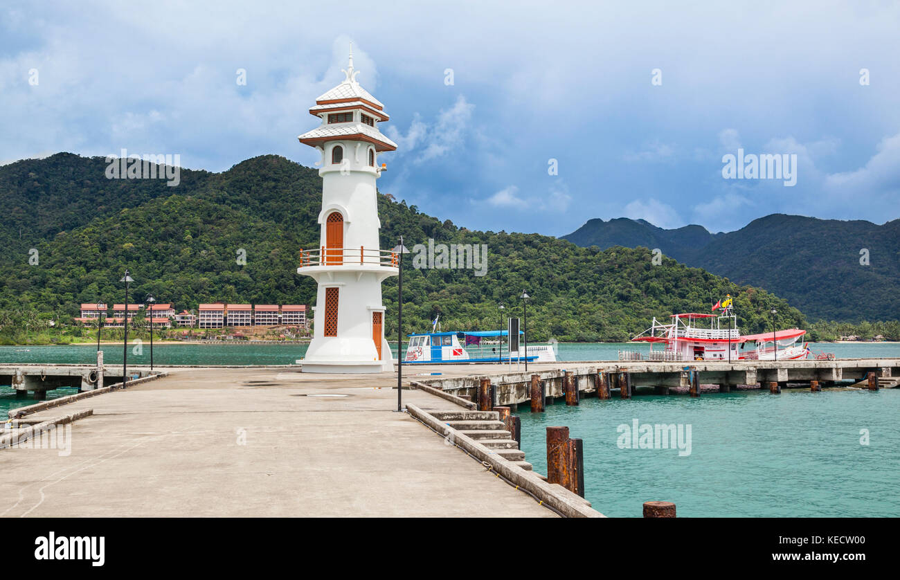 Thailandia, Trat Provincia, Koh Chang isola nel Golfo della Thailandia, il faro e il molo Bangbao villaggio di pescatori Foto Stock