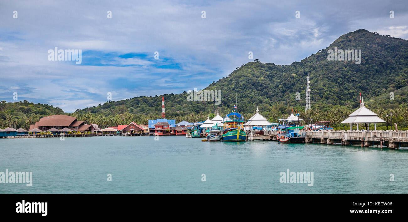 Thailandia, Trat Provincia, Koh Chang isola nel Golfo della Tailandia, Bangbao villaggio di pescatori e pier Foto Stock