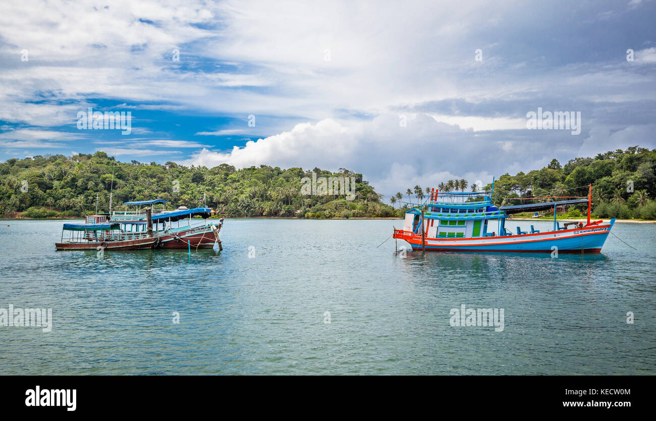 Thailandia, Trat Provincia, Koh Chang isola nel Golfo della Tailandia, barca da pesca a Bangbao Bay Foto Stock