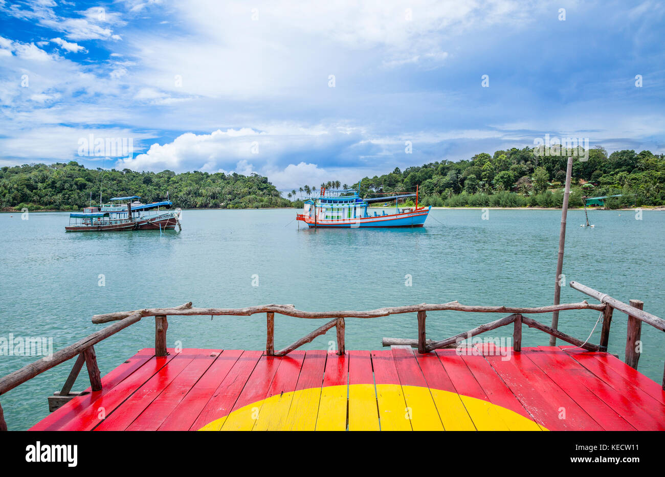 Thailandia, Trat Provincia, Koh Chang isola nel Golfo della Tailandia, barca da pesca a Bangbao Bay Foto Stock