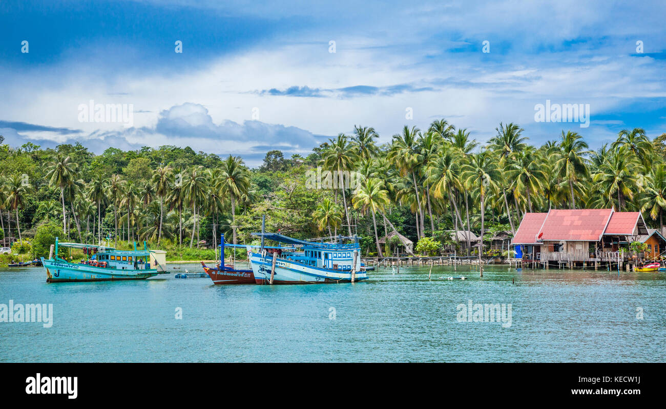 Thailandia, Trat Provincia, Koh Chang isola nel Golfo della Tailandia, barca da pesca a Bangbao Bay Foto Stock