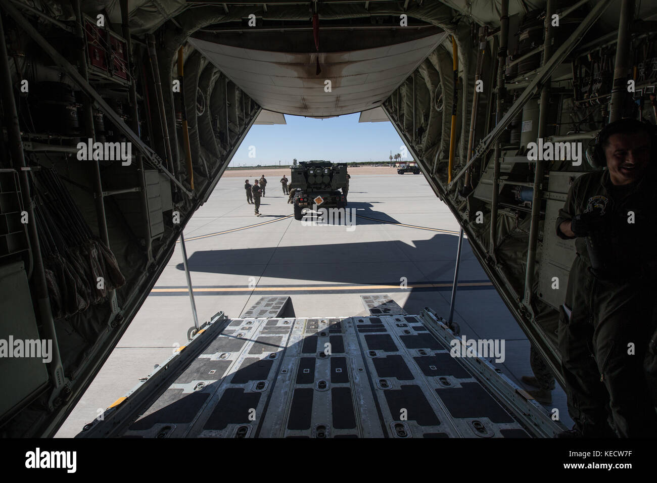 HIMARS caricato su C-130 Hercules Foto Stock