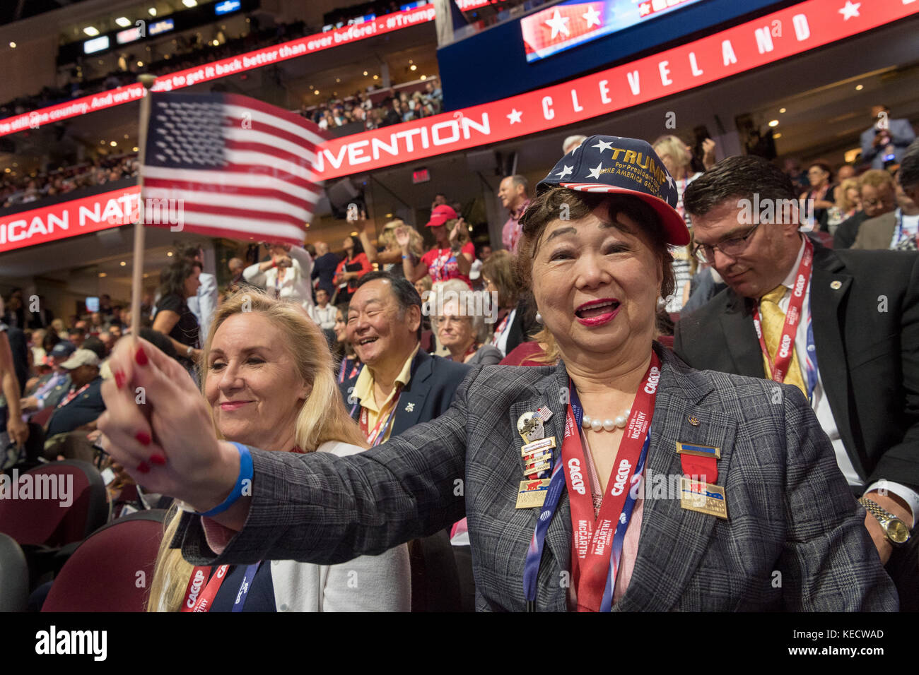 Un delegato del GOP inonda una bandiera durante la Convention nazionale repubblicana del 20 luglio 2016 a Cleveland, Ohio. Foto Stock