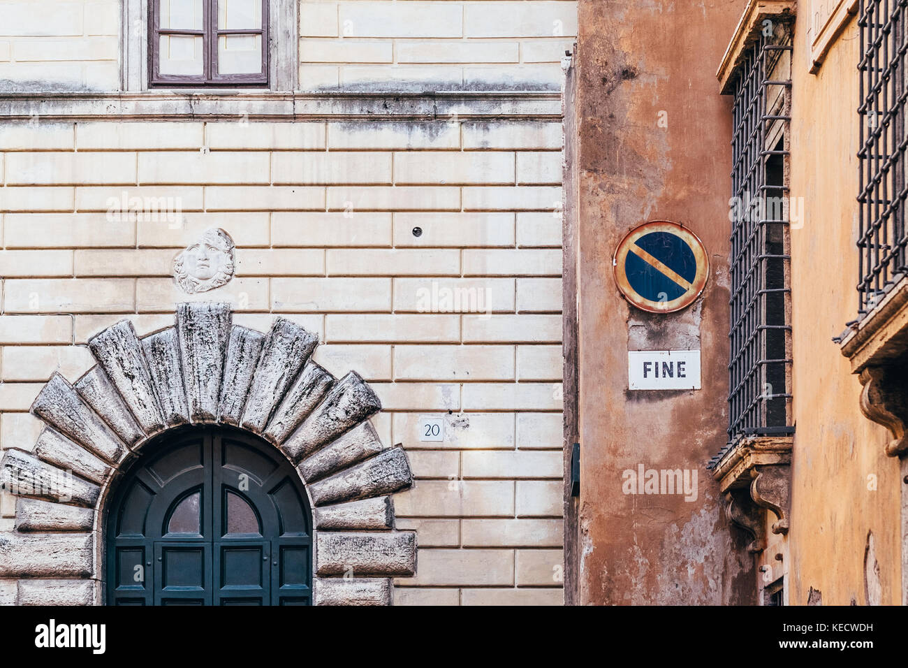 Le texture e i colori di roma, Italia di vecchi edifici e segni Foto Stock