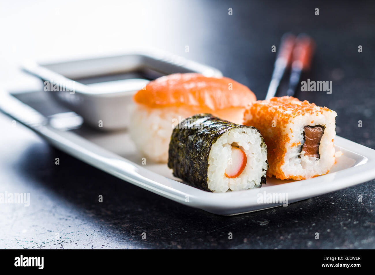 I sushi giapponesi i rotoli su un vecchio tavolo da cucina. Foto Stock