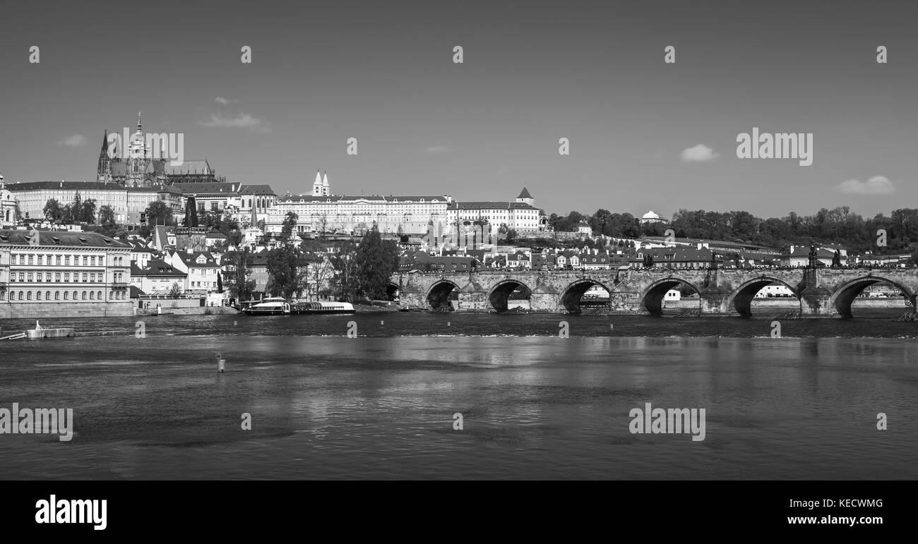 Vista panoramica della vecchia Praga con st. Cattedrale di San Vito e il Ponte Carlo. stilizzata foto in bianco e nero Foto Stock