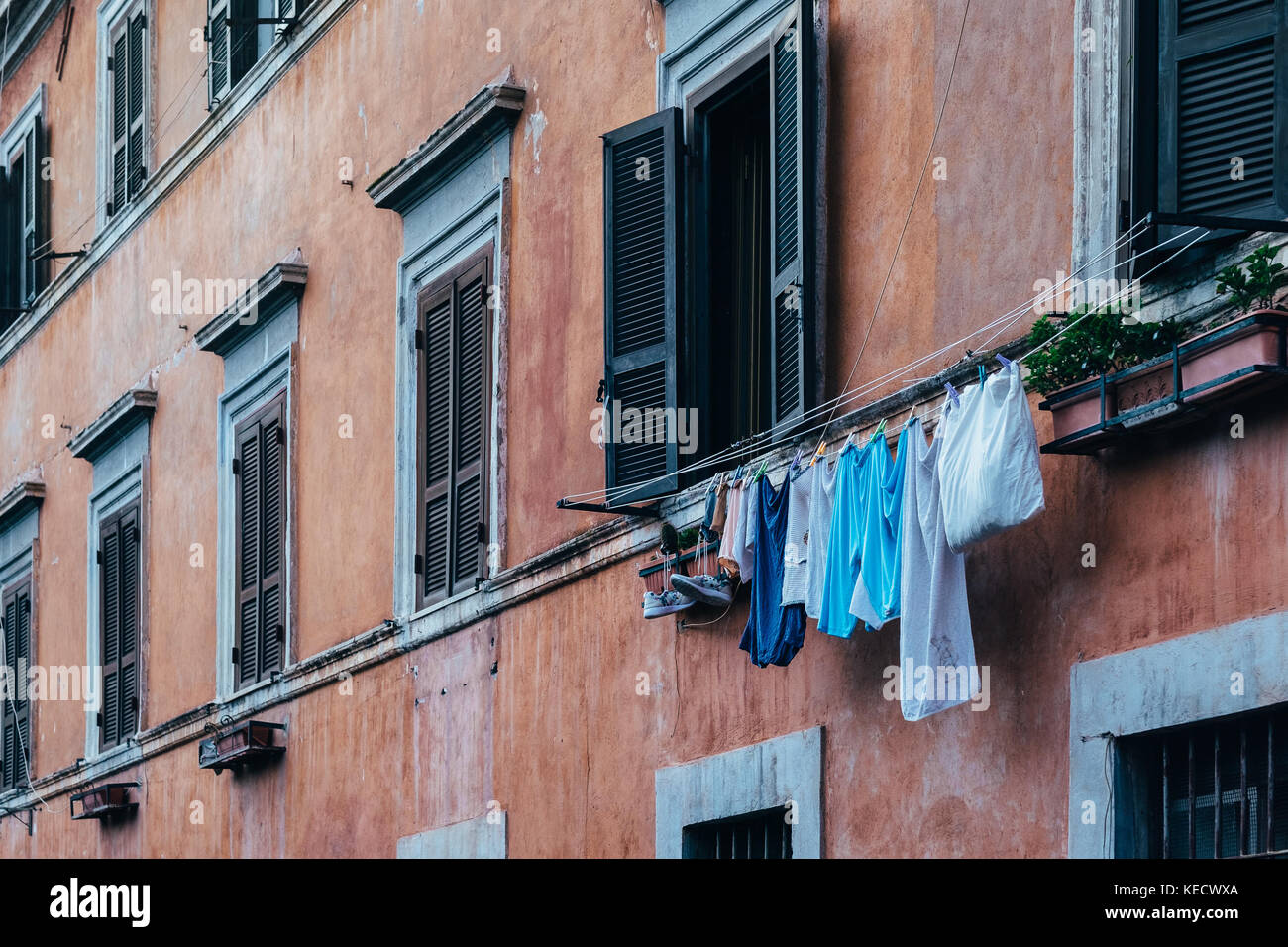 Servizio lavanderia essiccazione all'aperto in italia a Roma il quartiere di trastevere Foto Stock