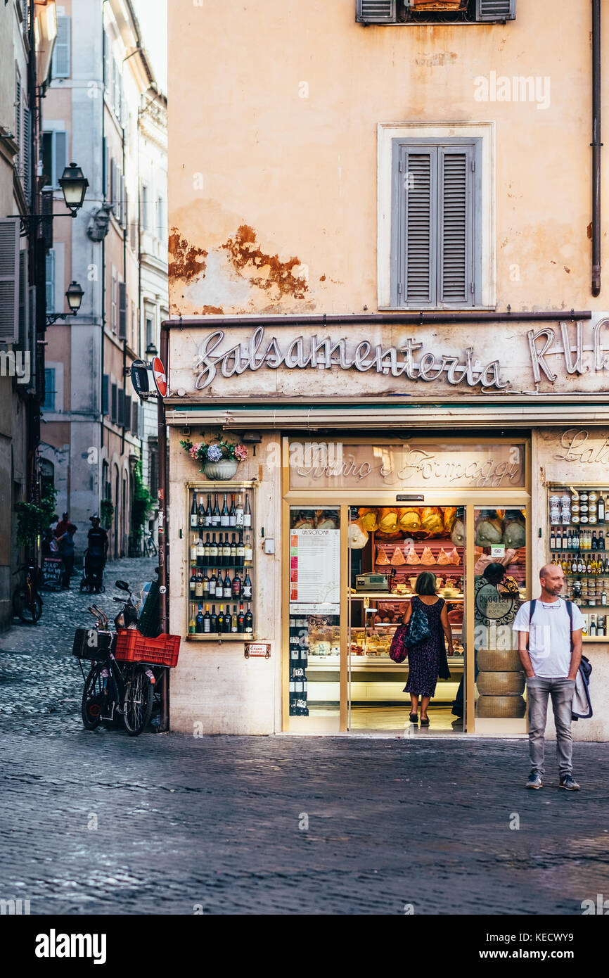 Un classico "alimentari', salsamenteria Ruggeri, a Roma, Italia, dove il formaggio, salumi e prodotti gourmet sono venduti Foto Stock