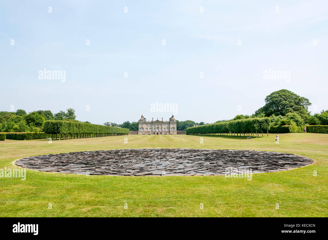 Houghton Hall a West Norfolk, costruita per Robert Walpole nel 1722-1735. Con Full Moon Circle di Richard Long in primo piano. Foto Stock