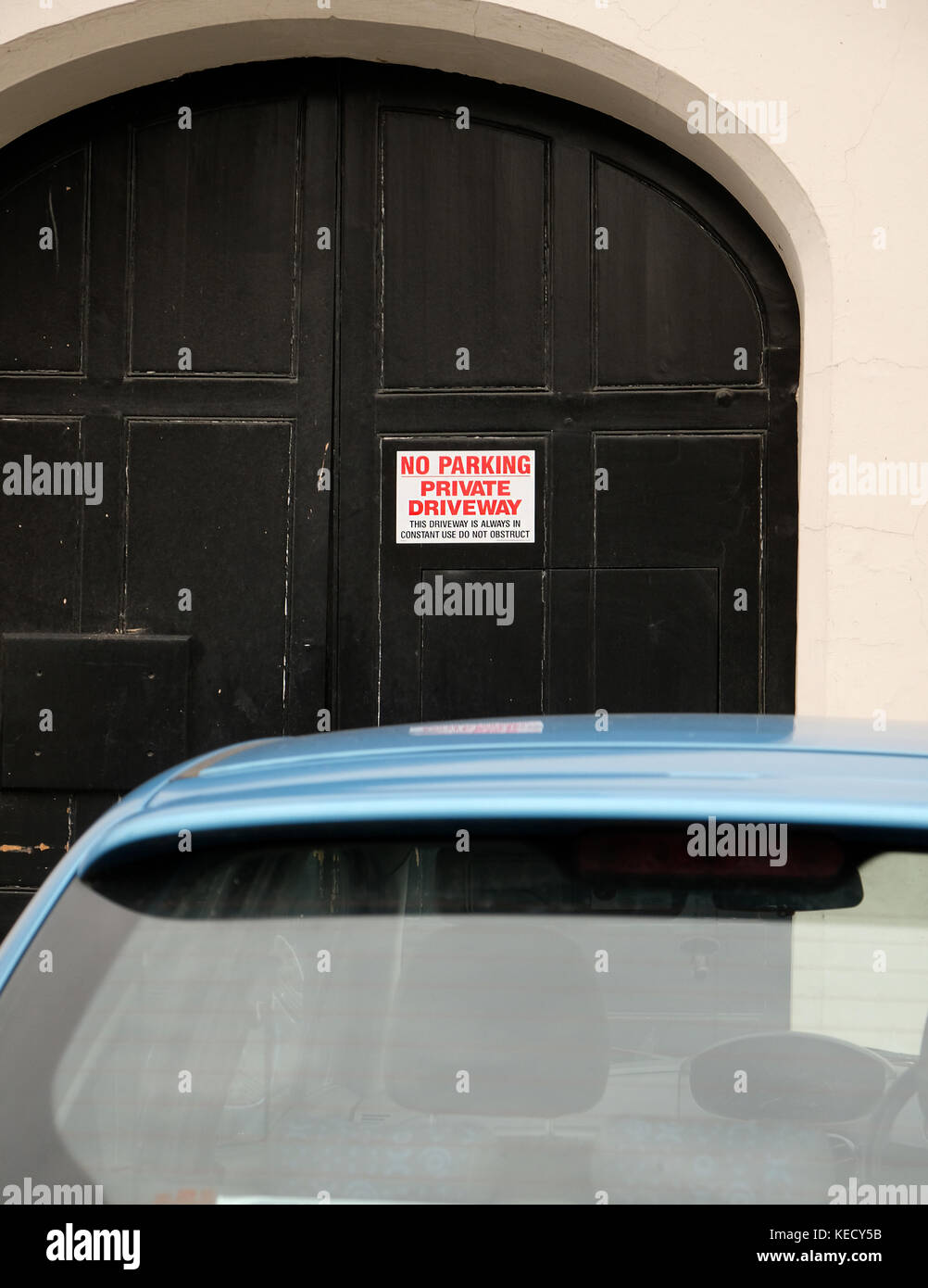 2017 giugno - l'auto è parcheggiata di fronte a un parcheggio privato. Foto Stock