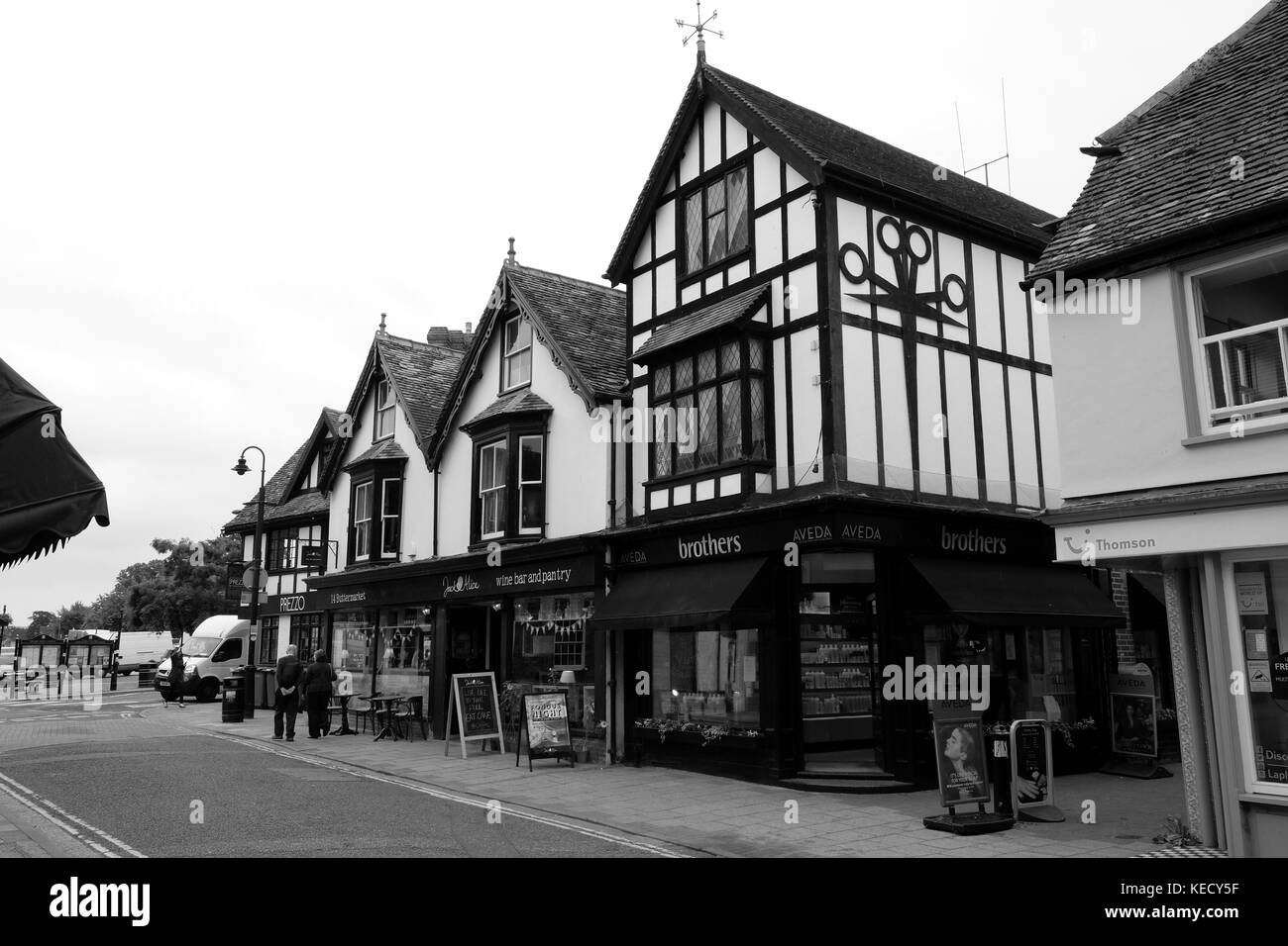 Giugno 2017 - Negozi, negozi e banche nella vecchia città inglese di Thame, in Oxfordshire. Inghilterra Foto Stock
