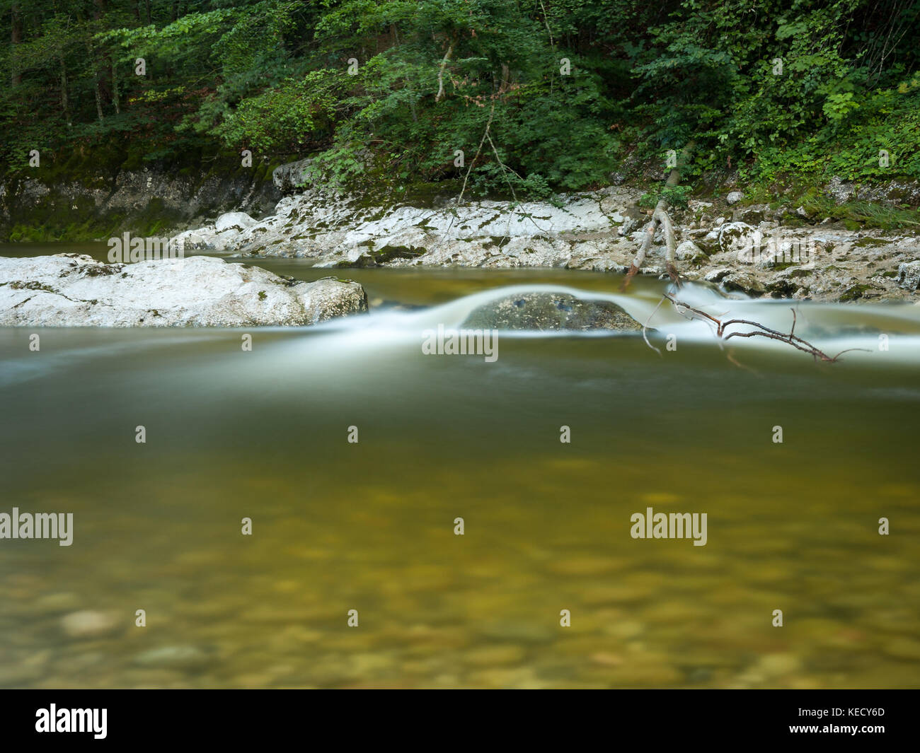 Tranquillo fiume rettenbach (Salzkammergut, Austria) in estate, una lunga esposizione Foto Stock