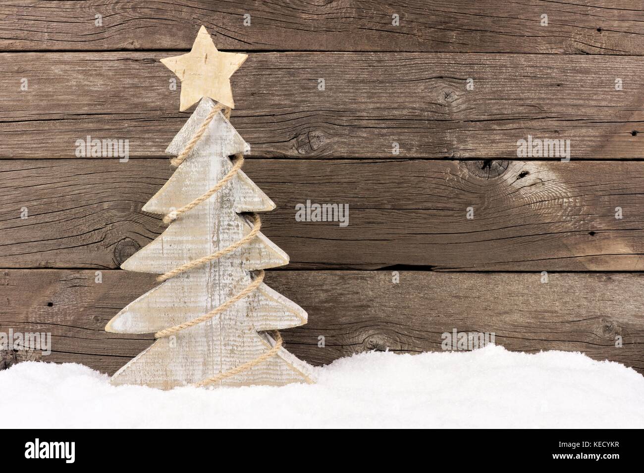Albero Di Natale In Legno Shabby.Shabby Chic In Legno Albero Di Natale Con Spago Garland In Piedi Nella Neve Contro Un Rustico Sfondo Legno Foto Stock Alamy