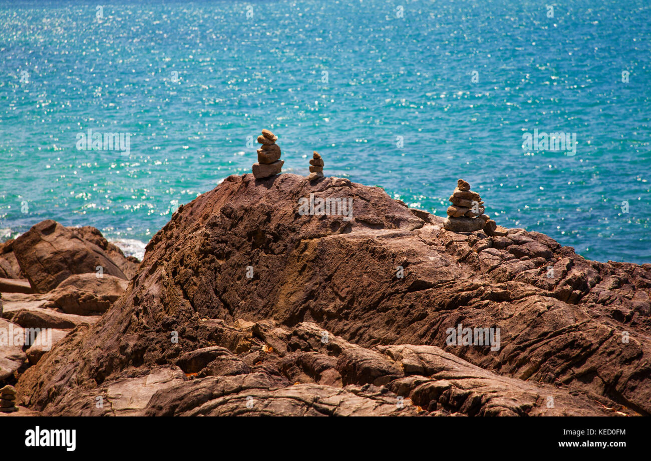 Pila di pietre sulla spiaggia, sul mare delle Andamane, Khao Lak, Thailandia. Foto Stock