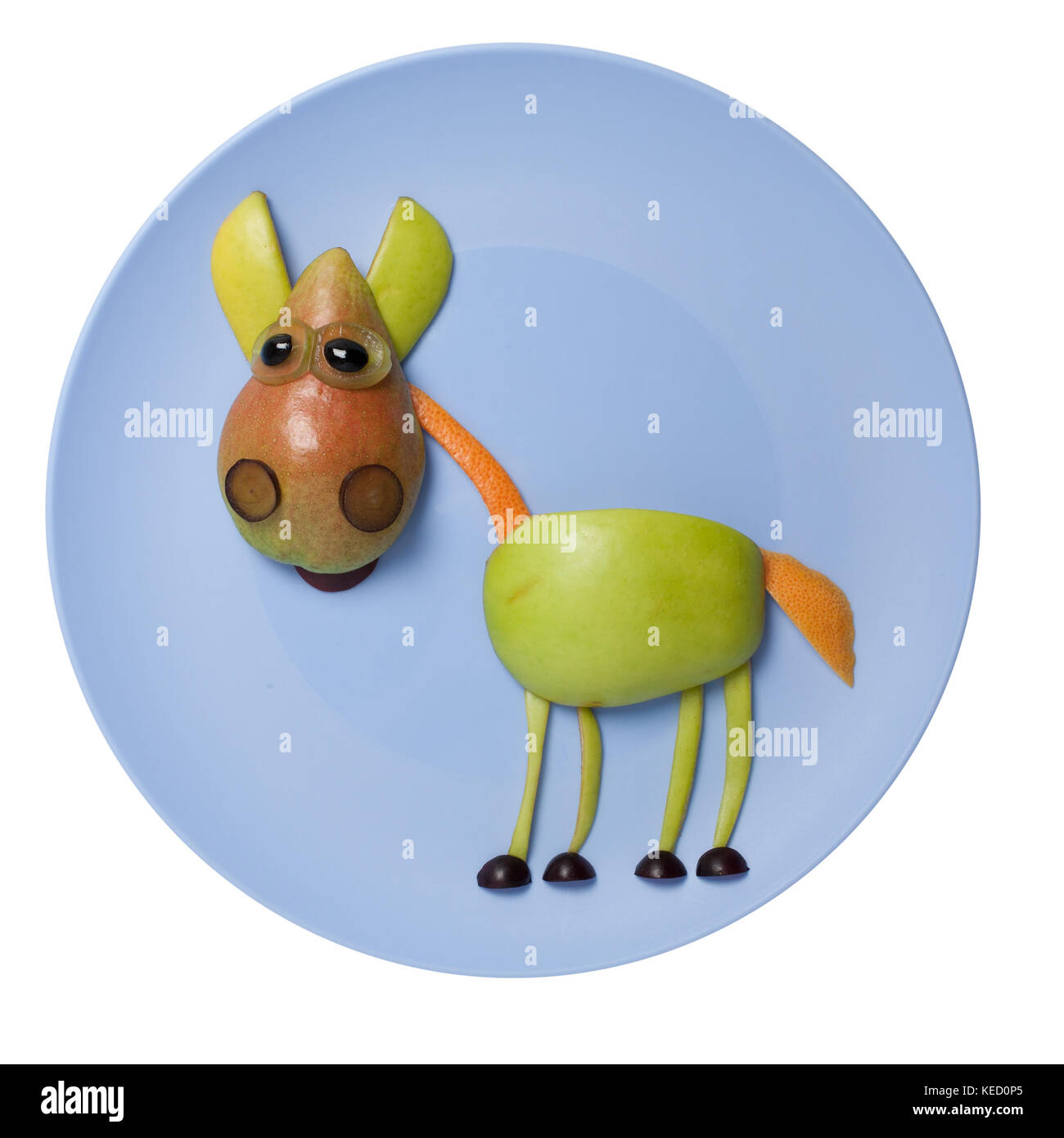 Frutta divertente cavallo compilato su piastra blu Foto Stock