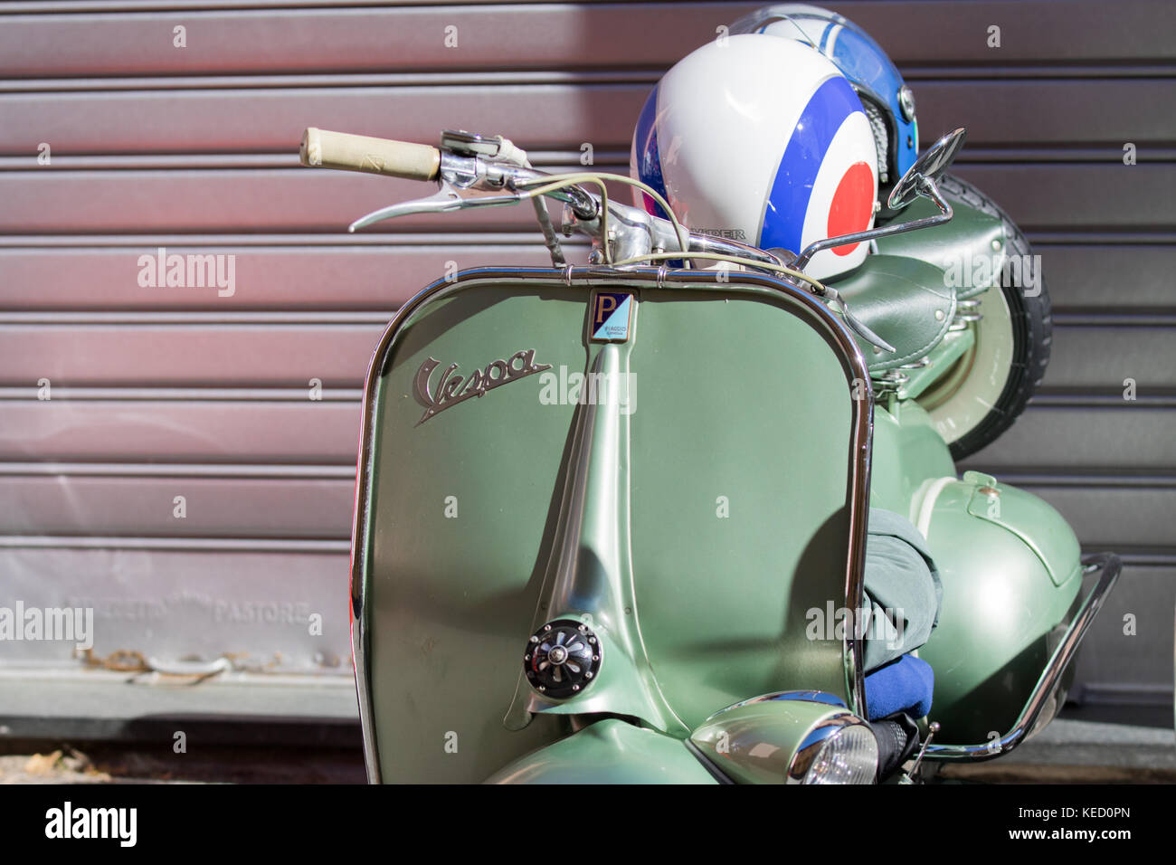 Cassano Magnago, Italia - 8 ottobre 2017: verde scooter Vespa con un casco  appoggiato sulla sella Foto stock - Alamy