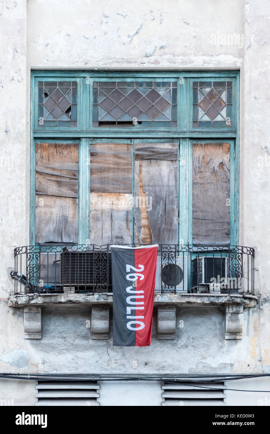 Vecchia impostazione di windows con Red e Black flag '26 julio' in Cuba Foto Stock