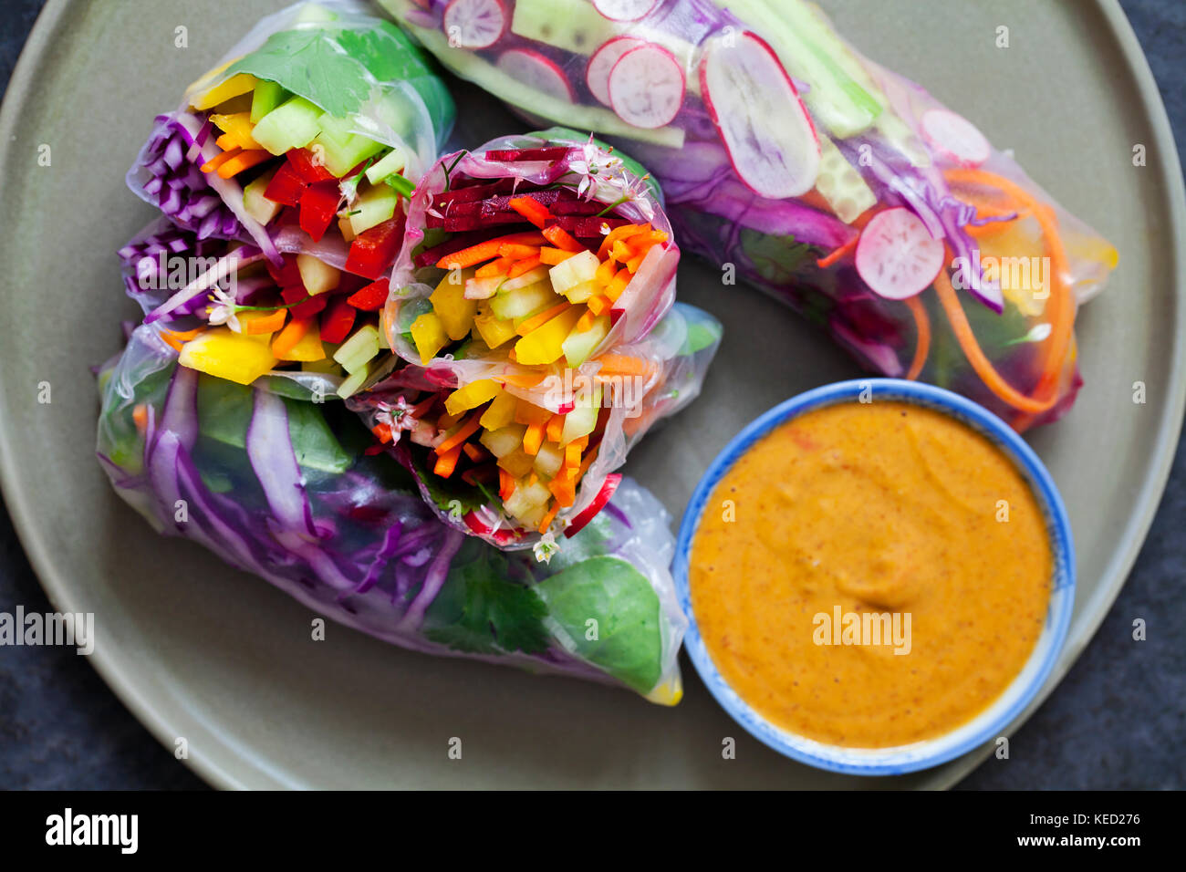 Vegan carta in rotoli di riso al burro di arachidi salsa Foto Stock