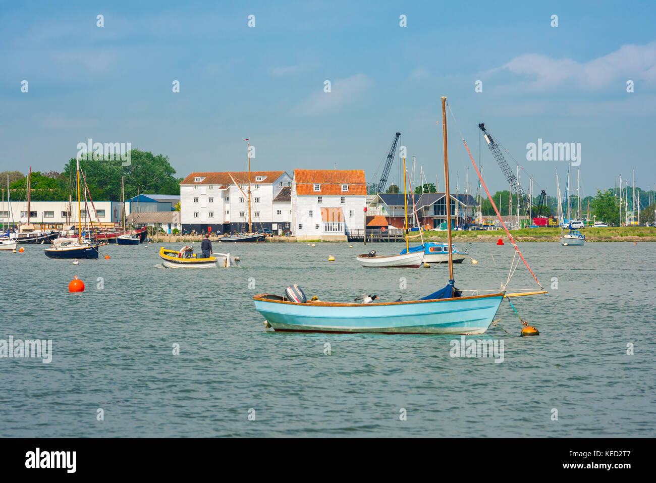 Woodbridge Suffolk river, barche ormeggiate lungo il fiume Deben vicino a Woodbridge Harbour, Suffolk, Inghilterra, Regno Unito Foto Stock