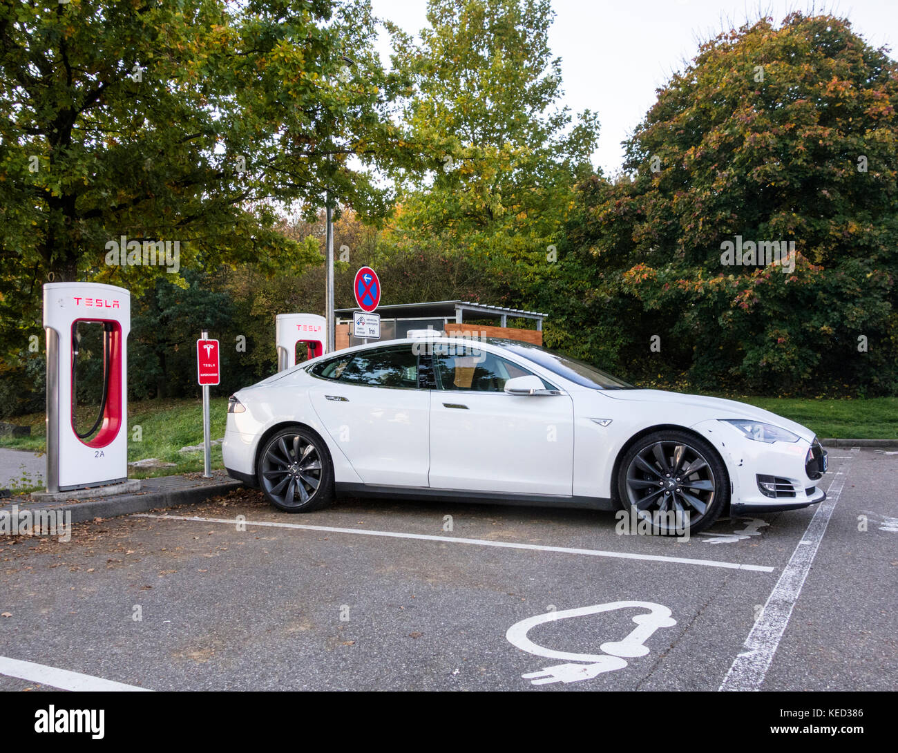 Tesla Model S essendo caricato in corrispondenza di una stazione di benzina in Baviera, Germania Meridionale, ottobre 2017 Foto Stock