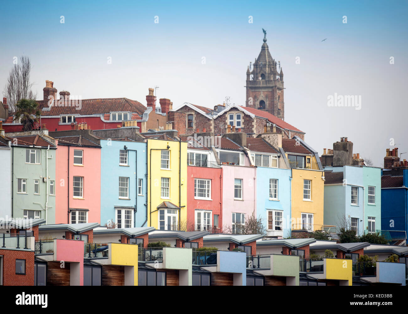 Periodo e case in stile contemporaneo sopra Hotwells in Bristol con la Cabot Tower dietro, REGNO UNITO Foto Stock