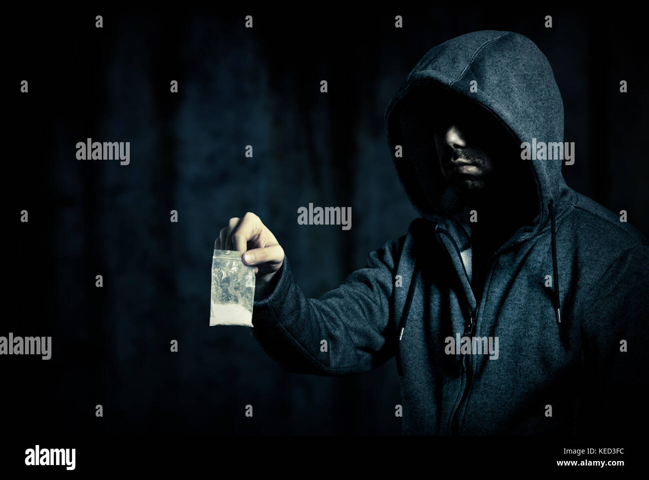 Il trafficante di droga nel buio Foto Stock