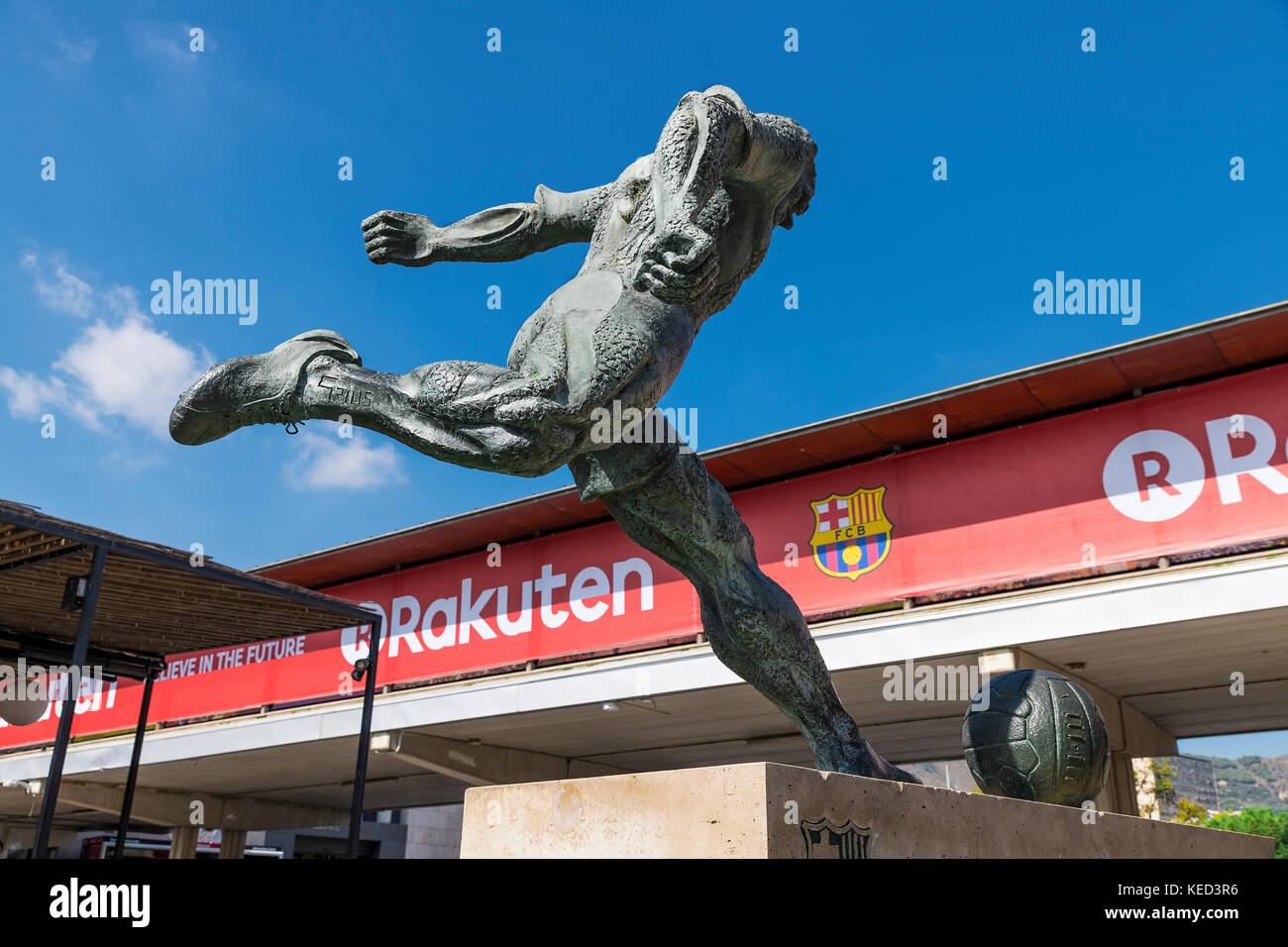 Soccer pplayer scultura situati al di fuori dello stadio Camp Nou, Barcellona, in Catalogna, Spagna. Foto Stock