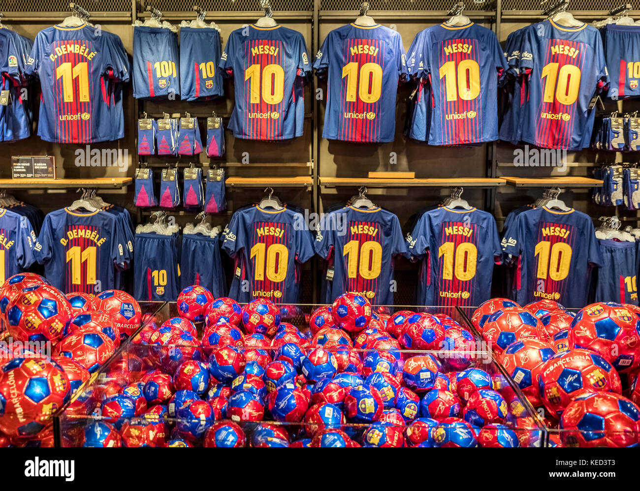 Popolari messi maglia Maglioni dominano il Camp Nou store, Barcelona, Spagna. Foto Stock