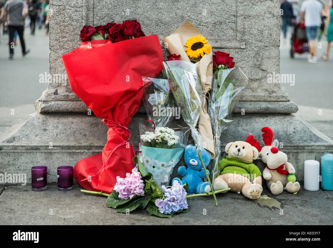 Memorial omaggio di fiori e candele poste a Las Ramblas district, sito di 2017 attacco terroristico che ha ucciso 13 persone, Barcelona, Spagna. Foto Stock