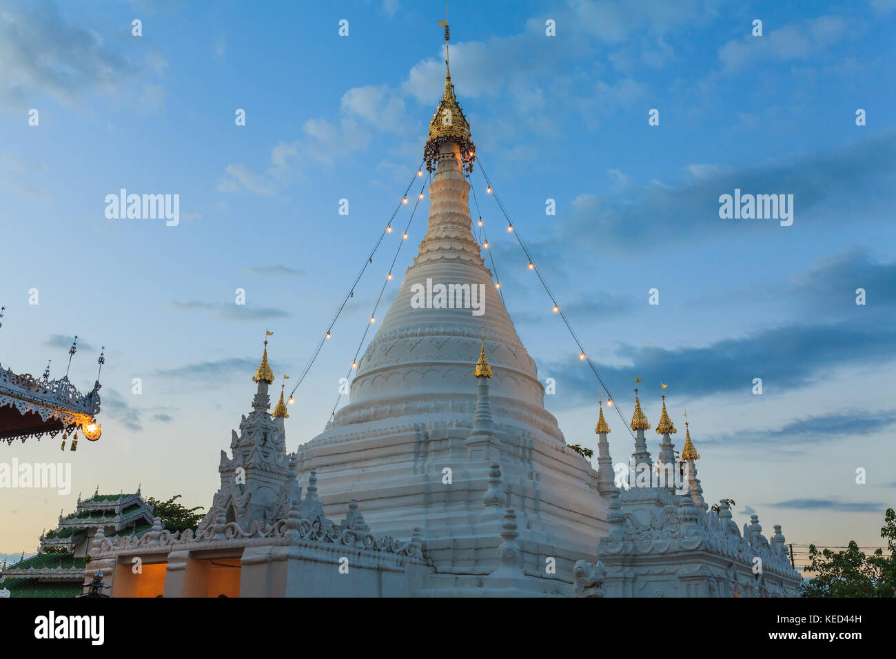 Doi kong moo pagoda illuminata in Mae Hong Son provincia a nord della Thailandia. Foto Stock